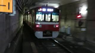 平日夕方の羽田空港国内線ターミナル駅を発着する電車