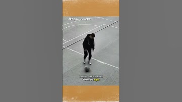 Thanh niên này hoảng hốt vì thấy dòng chữ trên quả bóng