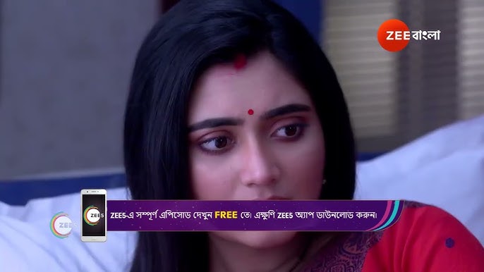 Жігіттер жағажайда серуендейді