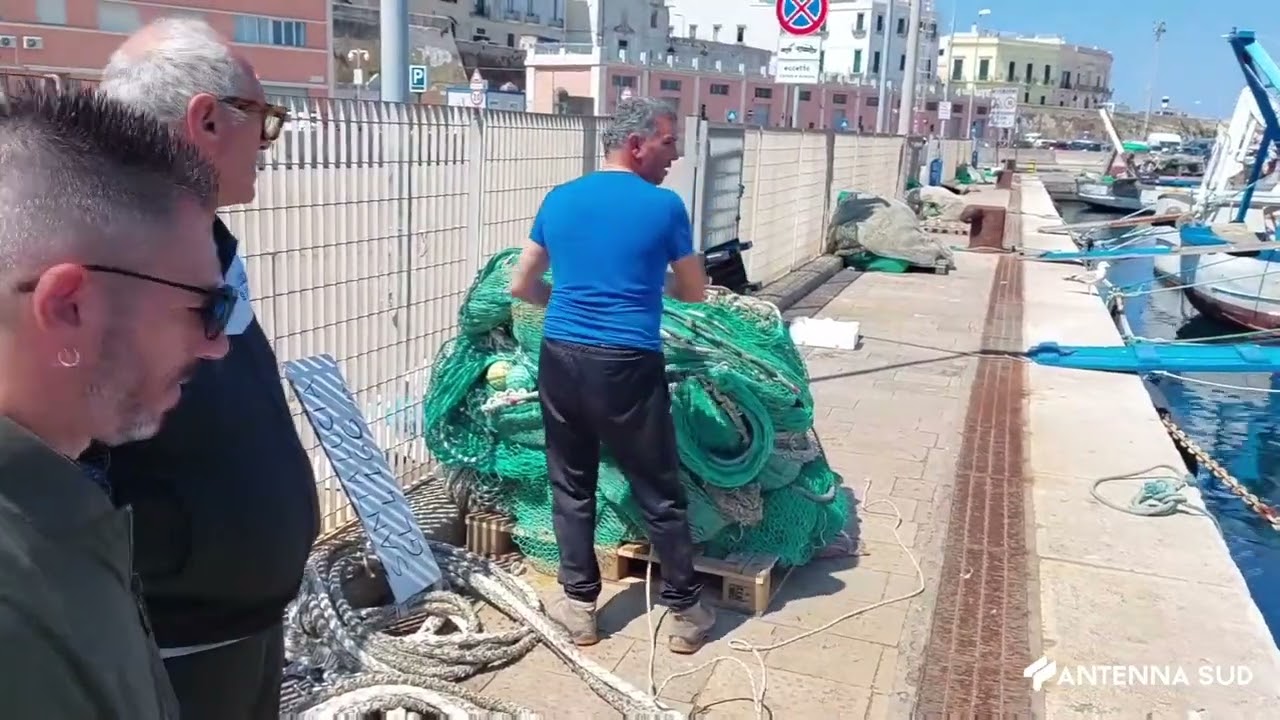 06 Maggio 2023   Gallipoli   Pescatori in protesta contro le nuove politiche ue