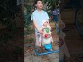 em bé lần đầu chơi đu quay