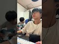 編集してる弟の横でギターを弾く兄貴