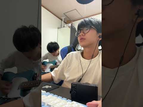 編集してる弟の横でギターを弾く兄貴