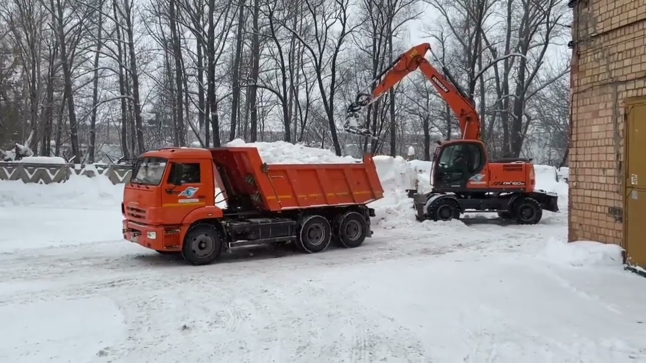 Самосвалы, всё боримся со снегом!  Уже 🤢🤢  от снега.. 