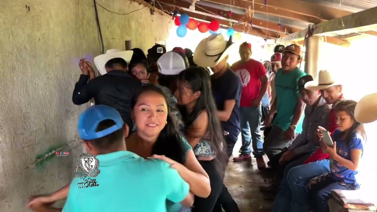 Mírense al bailarín que esta bailando con la vero bonito ambiente 