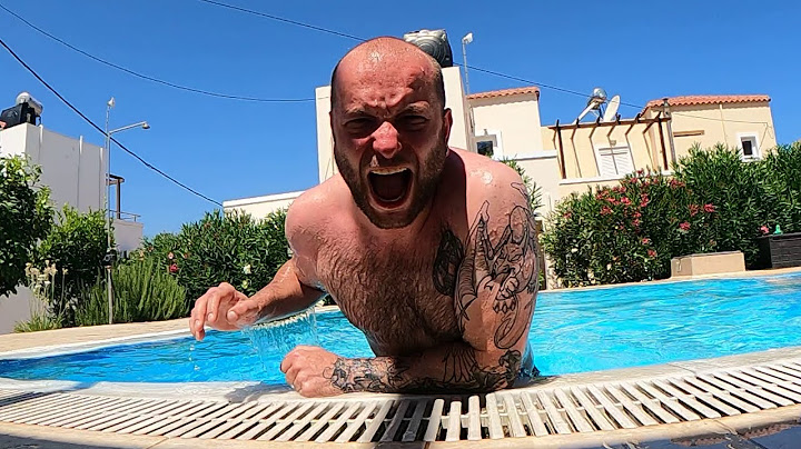 Ich springe in den Pool. Auf Kreta