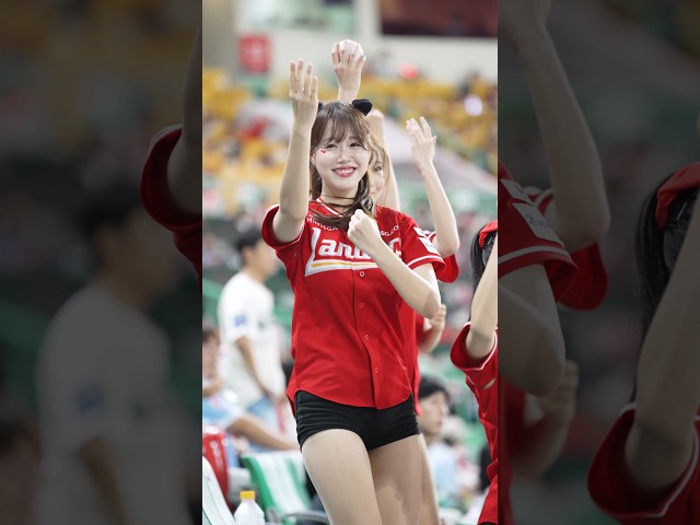 미소 짓는 공잡아라 아웃송 SSG 랜더스 김도아 치어리더