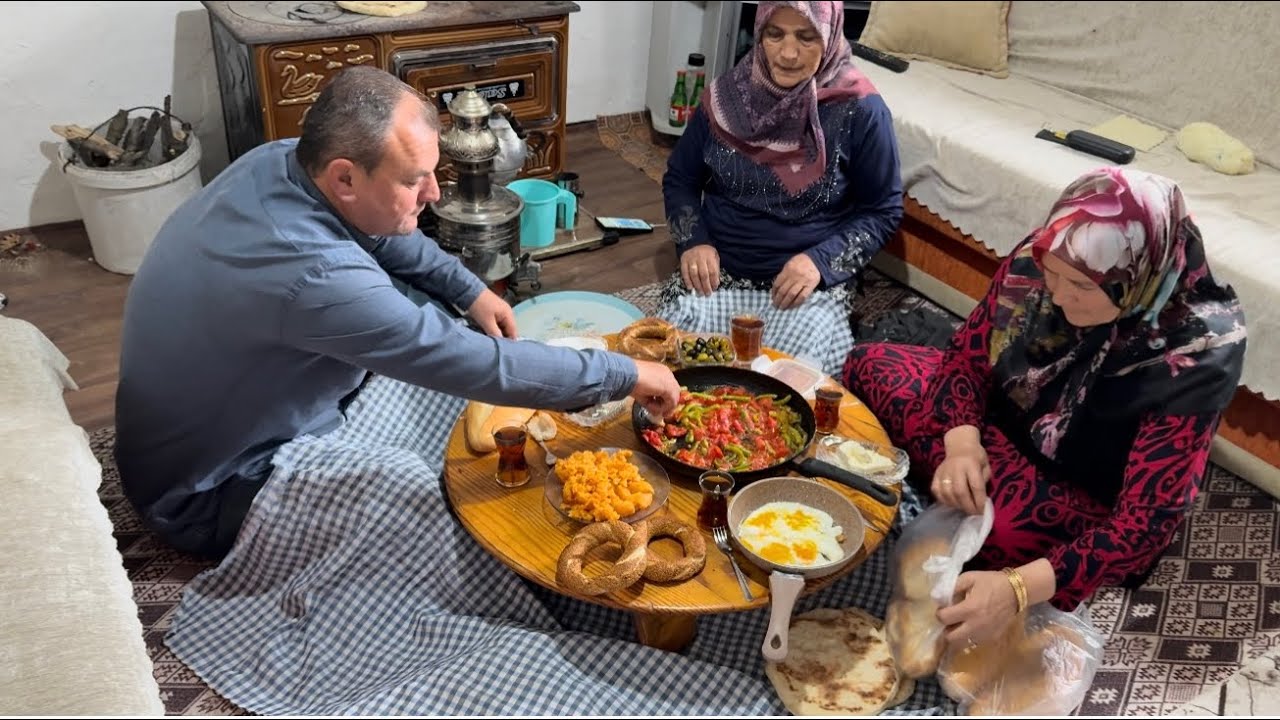 Köy hayatında kahvaltı kahve çalı süpürgesi ile ev süpürmesi ￼