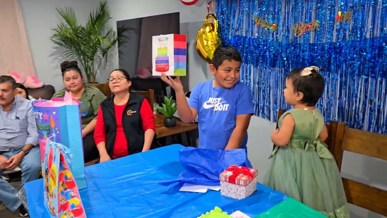 Se llego el momento de abrir los regalos y les mostramos 