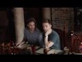 Canal mostra reação das pessoas ao verem um casal gay trocar afetos em um público.