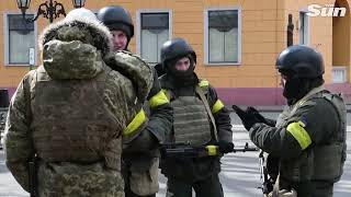 Украинцы пытаются укрыть статуи и памятники от российских обстрелов, чтобы защитить наследие