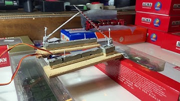 Passaggio a livello ferroviario in scala H0 1:87 motorizzato con servomotori