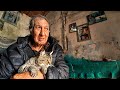 Vive SOLO con su GATO, no tenía COMIDA y aún así dice estar en PAZ aquí | La Verbena