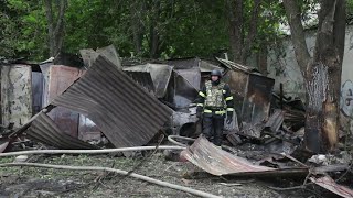 Ucraina, bombardamenti russi su Kharkiv: edifici e auto distrutte nel centro della città