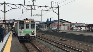 島松駅で快速エアポートに追い抜かれるキハ143系