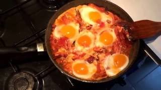 Как вкусно пожарить яйца. Яичница с помидорами и колбасой. Лучший способ Что приготовить на завтрак