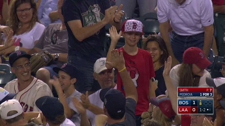 BOS@LAA: Young fan snags a line drive, takes a bow - DayDayNews