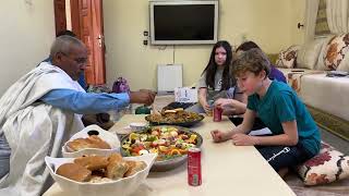 Mauritanie Atar Repas mauritanien avec les mains / Mauritania Atar Mauritanian meal with hands