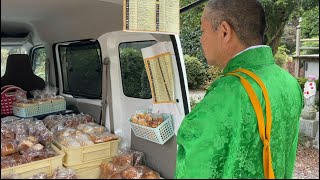移動パン屋さんでパンを選ぶ住職