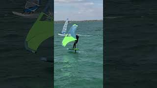 Wingfoil en vol rapproché de la jeté