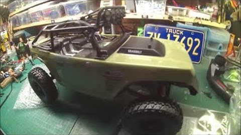 Axial scx10 II Deadbolt 1/10 scale 4WD off-road unboxing and review rock crawler truck