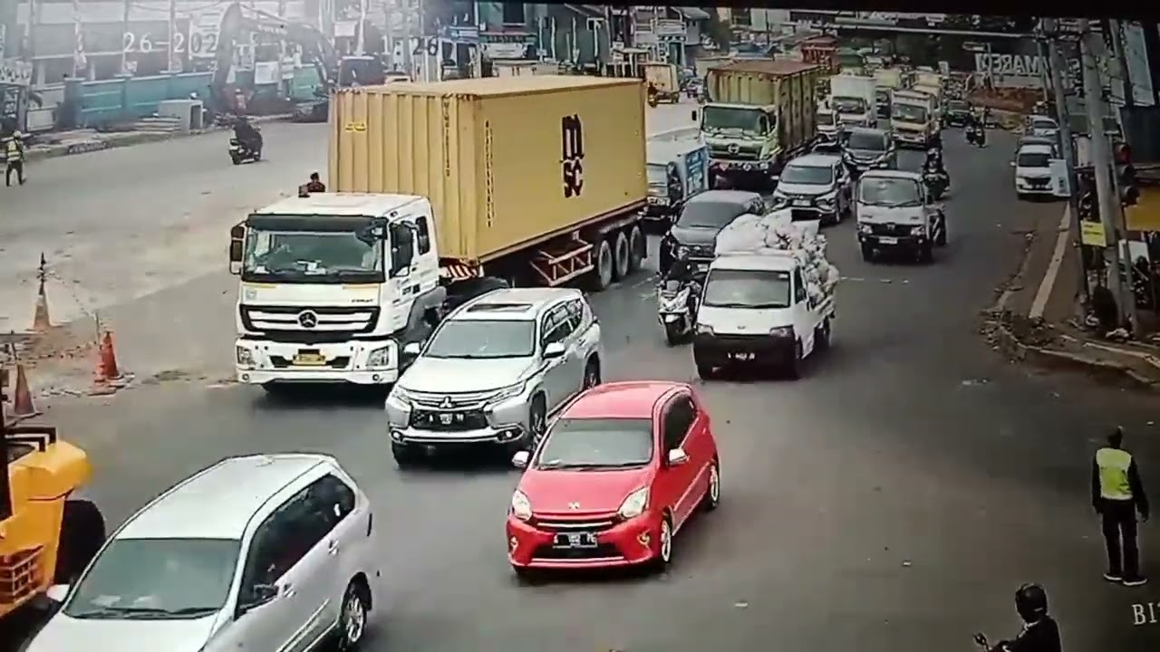 Sorotan 21.36 - 26.36 dari Macet truk dan tangki ditengah perbaikan jalan