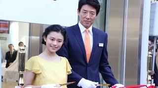 松岡修造、杉咲花がテープカットに登場！　「au SHINJUKU」オープニングセレモニー1
