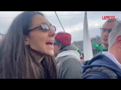 Video Umberto Bossi, Francesca Verdini difende Salvini da contestatore: «Sei a un funerale,...