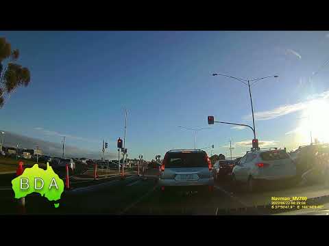 BAD Driving Australia - if all else fails just add another lane and go through the redlight!