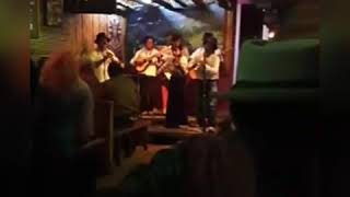 Video thumbnail of "Pasando mares y montañas-SHAMUNCHICK en vivo"