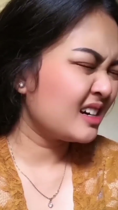 wanita sunda keturunan Padjadjaran nyanyi lagu Sunda papatong