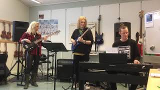 4-chord song rock-inspiration to the students at Snättringeskolan