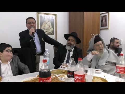 הצדיק רבי אליהו אבוחצירא והרב אילן גוזל בשירת "יגל יעקב" ביחד עם הפייטן אבי אפנגר