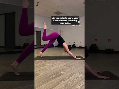 How to move from 3 legged downward dog to low lunge #yogaforbeginners #howtoyoga #yogaisforeverybody