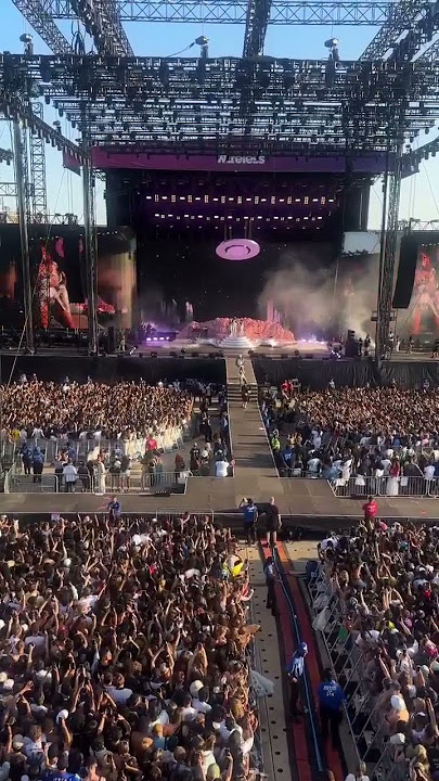 The Wireless crowd singing along to Summer Walker’s “Session 32” #viral #wireless