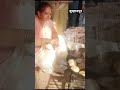 बुरहानपुर: भाजपा प्रत्याशी अर्चना चिटनिस लोगों के बीच पहुंचकर तलने लगी पुरी