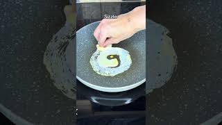 Drawing a big "M" in oil on a hot pan... sizzling ASMR sound#sizzle #ASMR #cooking #pan #foodasmr