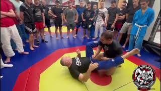 Днеска работим triangle from full guard