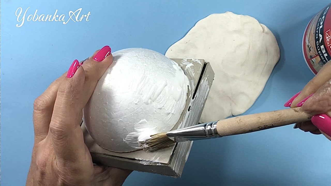 Мука, ​​мыло и клей / несколько шариков и кусок картона.