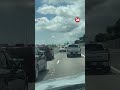CONDUCTORES RODEARON a un VEHÍCULO que ZIGZAGUEABA EN AUTOPISTA PARA PROTEGER A LOS AUTOMOVILISTAS