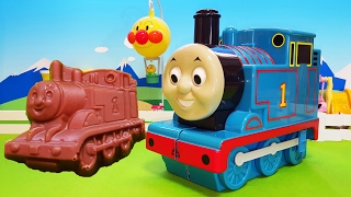 トーマスから小さなチョコレートがいっぱい❤機関車トーマスおもちゃアニメ
