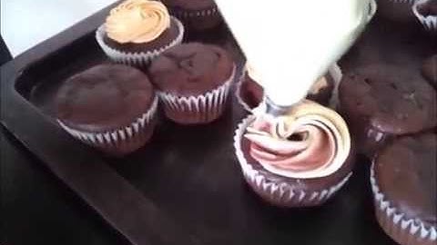 Two Colored Frosting Swirl Tutorial