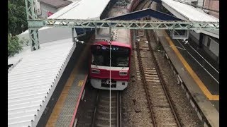 京急日ノ出町駅を通過する列車たち