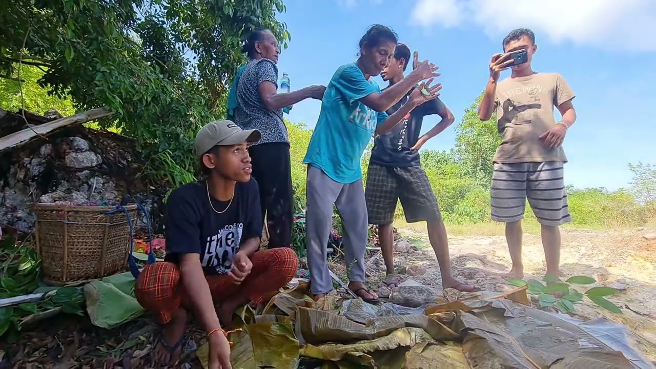 Cara Tradisional Warga Pulau Serua Merebus Umbi Talas di Uap Belerang (Arno)