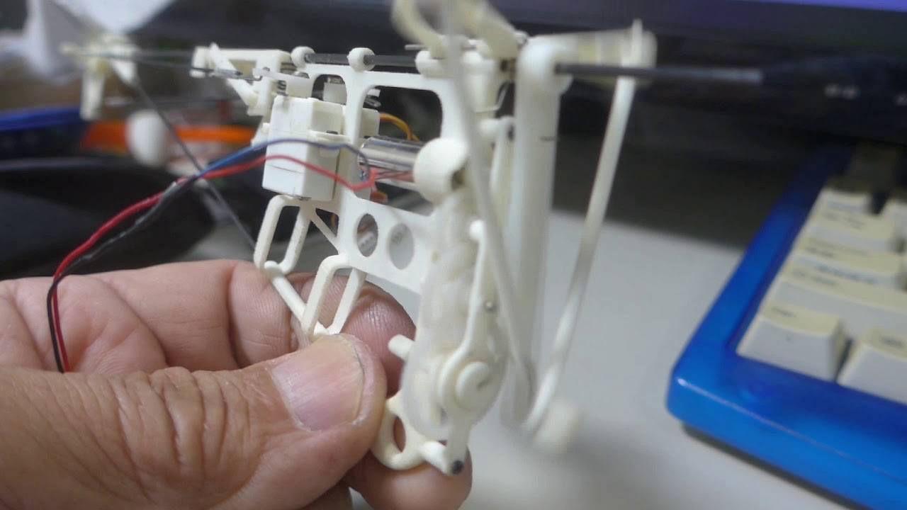 羽ばたき機上反角ロックメカ　Diagonal angle fixing device