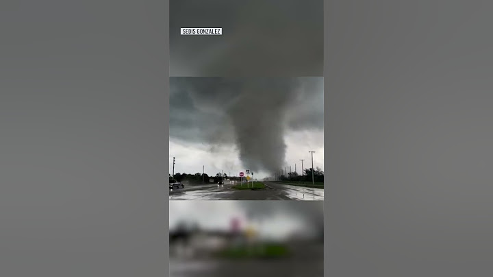 Tornado cruza carretera en Florida ante la llegada del huracán Milton