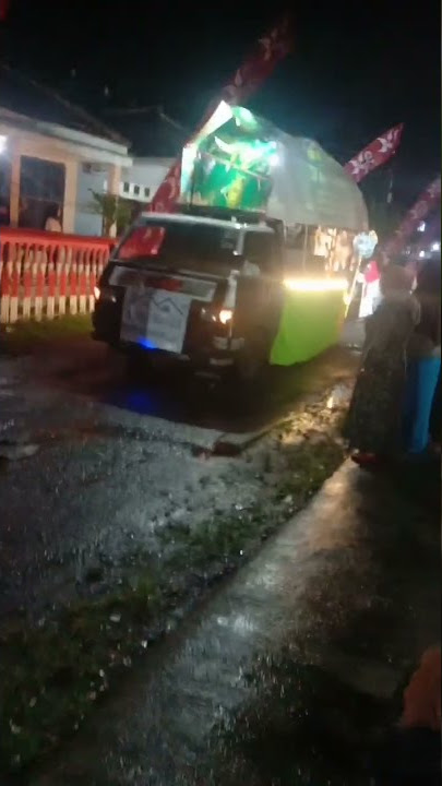 Terkena hujan deras saat Karnaval Di Desa Benelan Lor