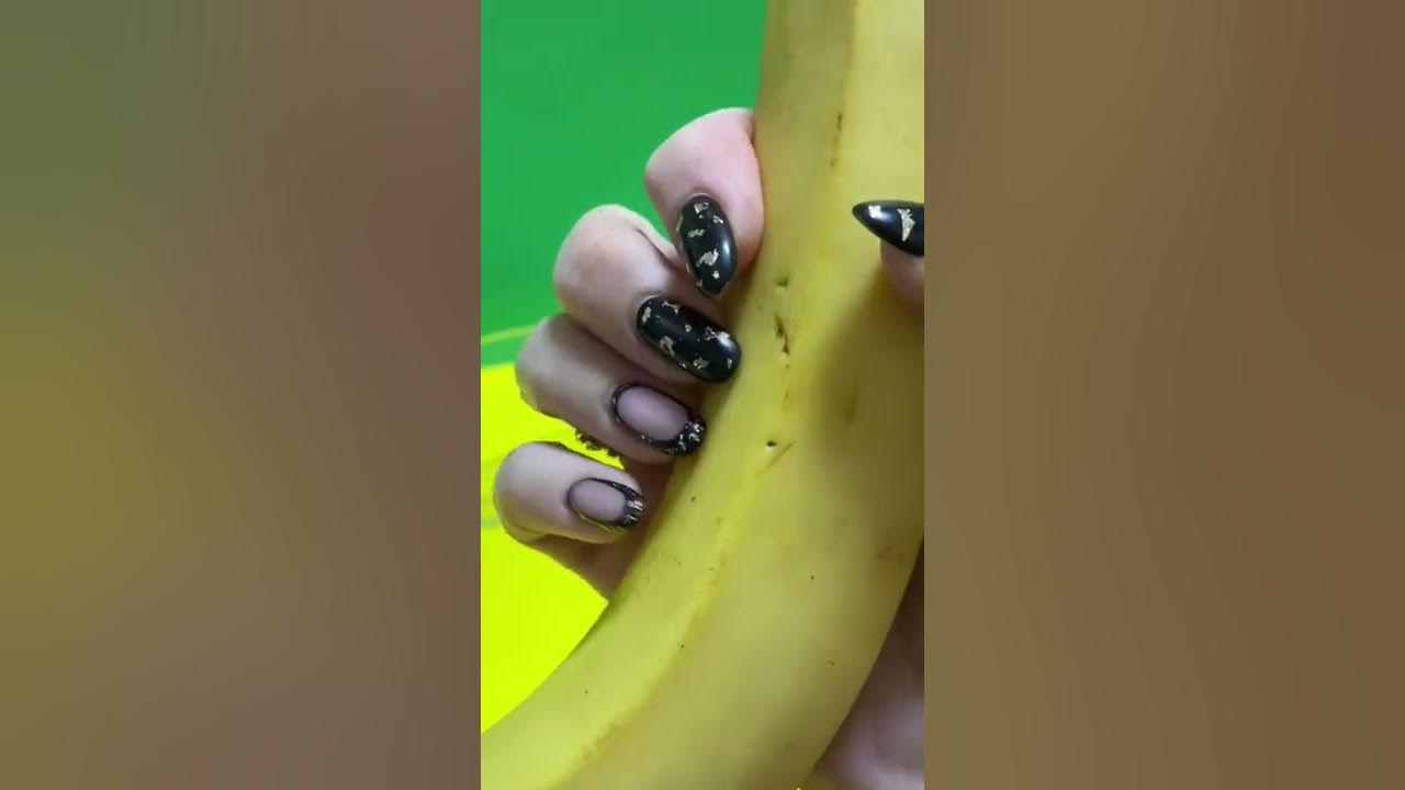 Как правильно открывать банан. Как открыть банан без ножа. Как правильно открывать банан сверху или снизу. Бананы продаю шучу