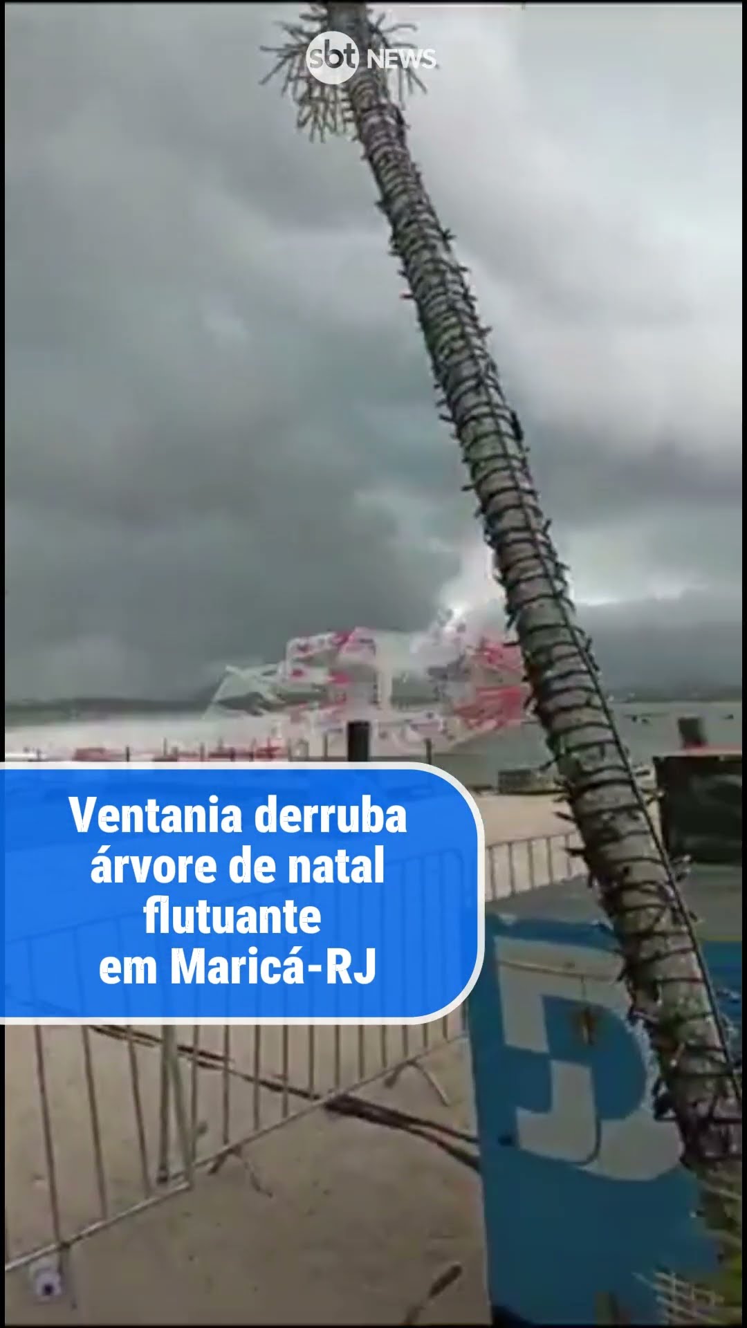 Ventania derruba árvore de natal flutuante e deixa um morto e dois feridos em Maricá-RJ
