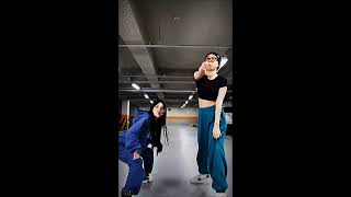 Lee youngji & Soyeon dancing to Tomboy 이영지 & 전소연 Resimi